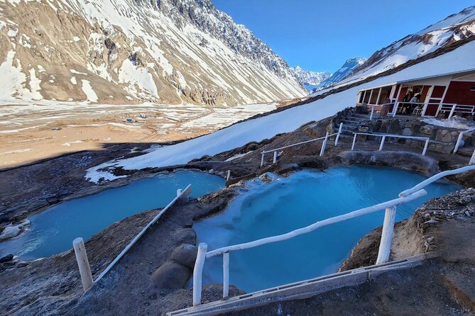 Conheça a Represa El Yeso e relaxe nas Termas de Colina, cercadas por montanhas majestosas e águas termais naturais. Um passeio imperdível para quem visita Santiago em busca de natureza e bem-estar.